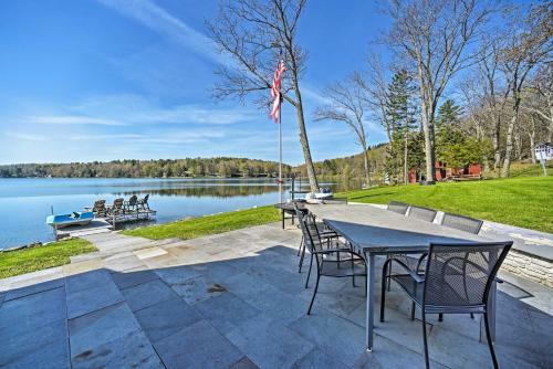 Lakeside Retreat Fire Pit, Bbq, Paddleboat!