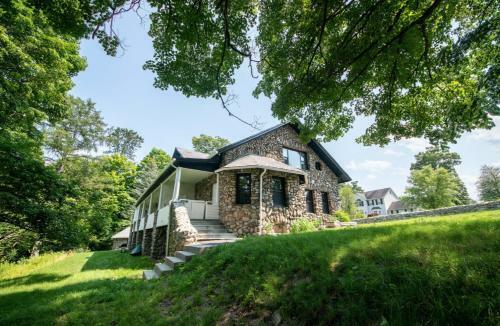 The Twin Lakes House - Lake View