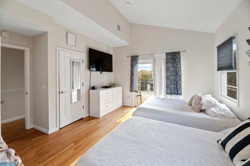 Large Group Friendly Beach House Steps From Village And Ocean