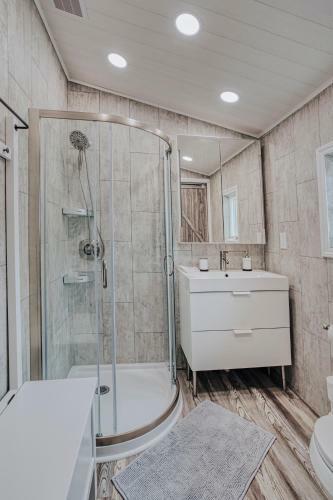 Modern & Cozy Stand-alone Apartment - Perfect Stay