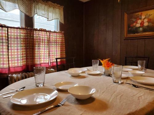 6 Minutes From The Falls! Spacious 2nd Floor Apartment Sleeps 5