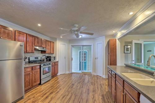 Penn Yan Getaway With Spacious Deck And Yard!