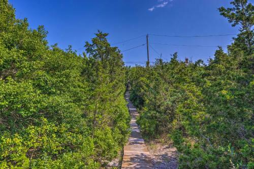 Apartamento Elegant Hamptons Hideaway With Path To Beach!