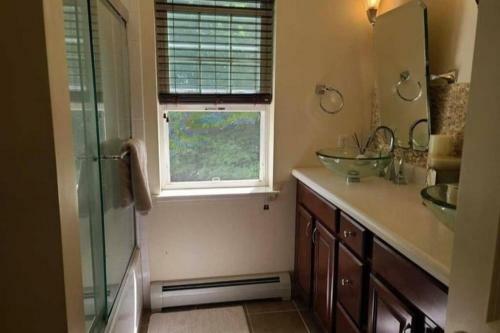 New! Quiet Cape Cod On Rural Lake Setting!