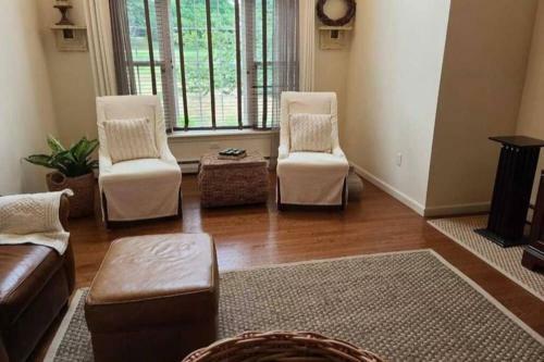New! Quiet Cape Cod On Rural Lake Setting!