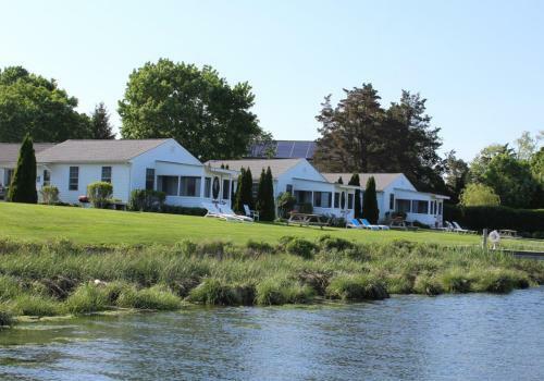 Premier Waterfront Cottage 2