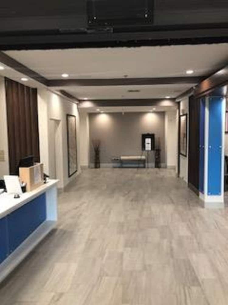 Holiday Inn Express Hotel & Suites Ennis