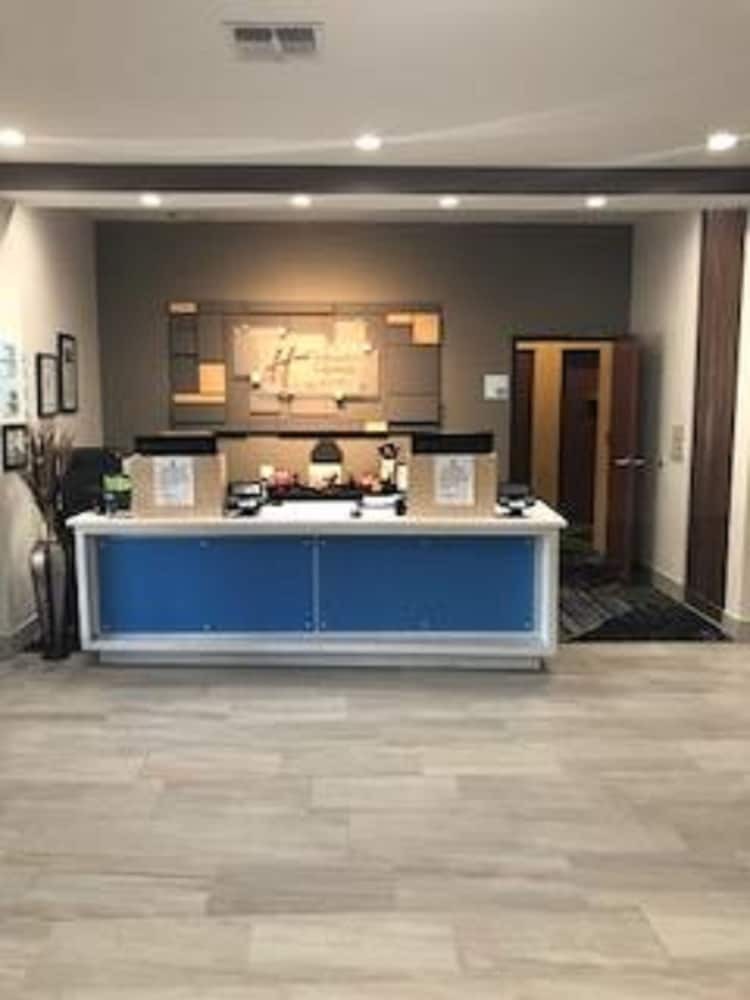 Holiday Inn Express Hotel & Suites Ennis