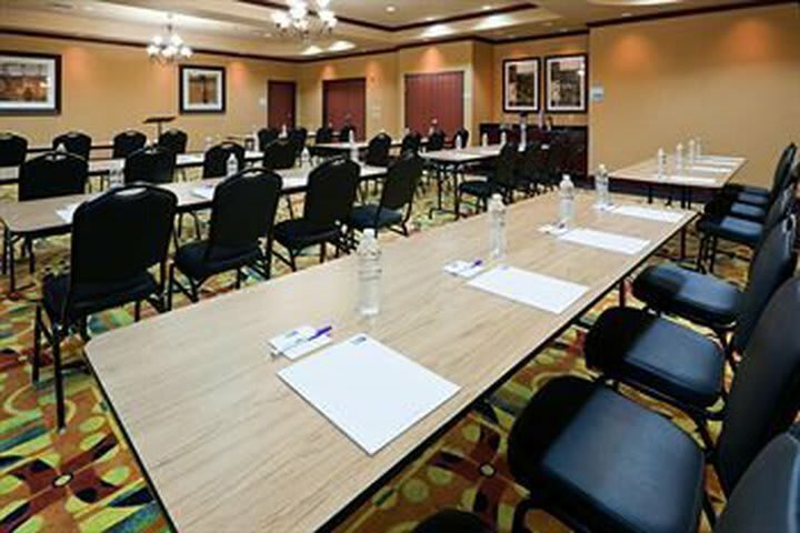 Holiday Inn Express Hotel & Suites Ennis