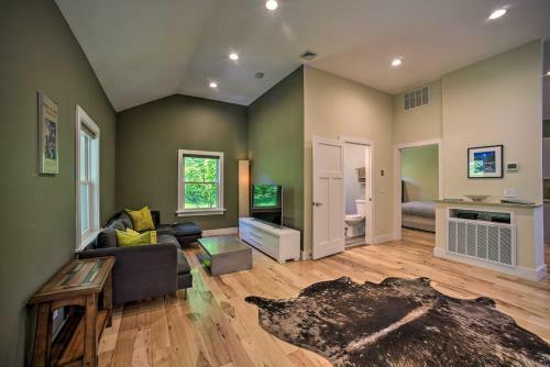 Charming Cottage With Deck Mtn And Lake Views!