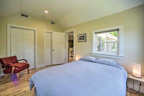 Charming Cottage With Deck Mtn And Lake Views!
