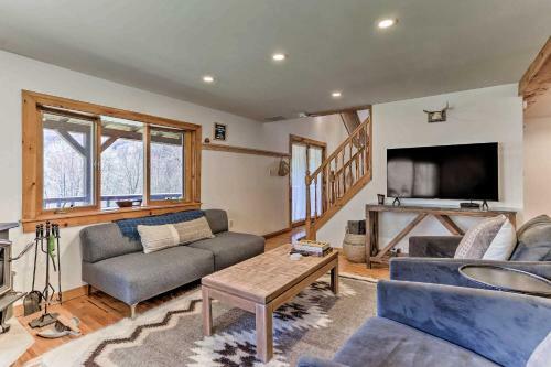 Hilltop Walton Cabin With Picturesque Views!