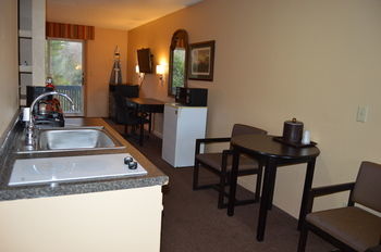 Hollow Inn And Motel