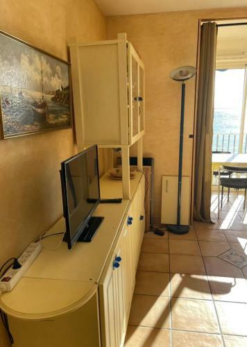 Apartment With Balcony Facing The Sea