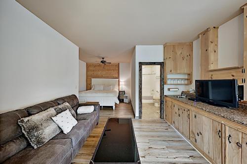 Crestwood Retreat