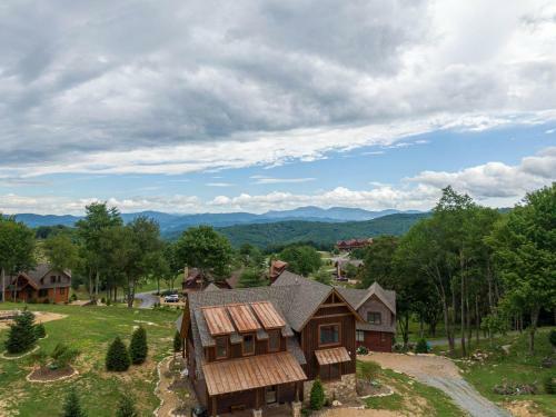 Eagles Overlook - Pet Friendly Eagles Nest Home With Pool Table, Views, Fire Pit