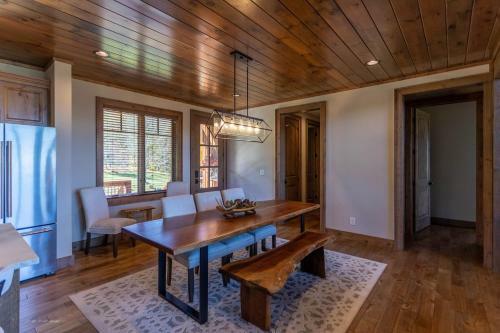 Ridgeline View- 4bed 3 And A Half Bath Home With Long Range Views, Outdoor Fireplace, Firepit