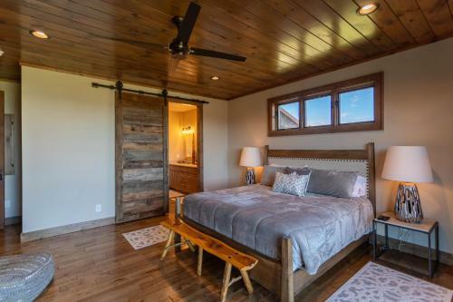 Ridgeline View- 4bed 3 And A Half Bath Home With Long Range Views, Outdoor Fireplace, Firepit