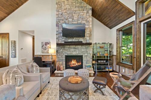Timberwolf Lodge At Eagle's Nest - Fireplace, Fire Pit, Views, Summer Concerts!