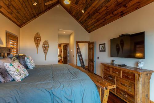Whitetail Ridge Lodge - Eagles Nest, Long Range Views, Three Masters