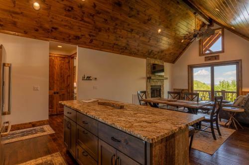 Kikis Hideaway At Eagles Nest - New Home! Two King Masters, Firepit, Deck Fireplace!