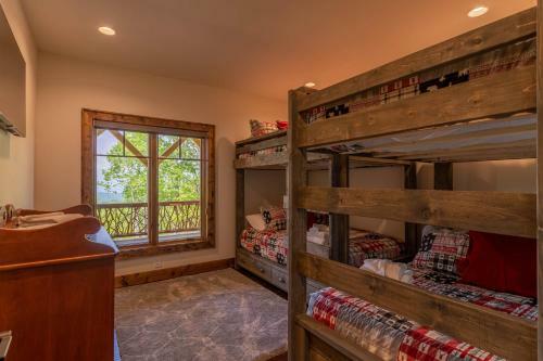 Kikis Hideaway At Eagles Nest - New Home! Two King Masters, Firepit, Deck Fireplace!