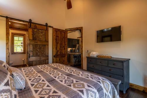 Kikis Hideaway At Eagles Nest - New Home! Two King Masters, Firepit, Deck Fireplace!