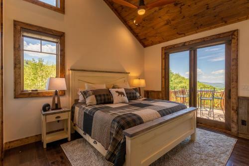 Kikis Hideaway At Eagles Nest - New Home! Two King Masters, Firepit, Deck Fireplace!
