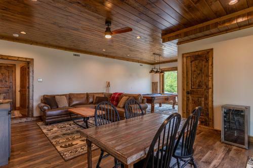 Kikis Hideaway At Eagles Nest - New Home! Two King Masters, Firepit, Deck Fireplace!
