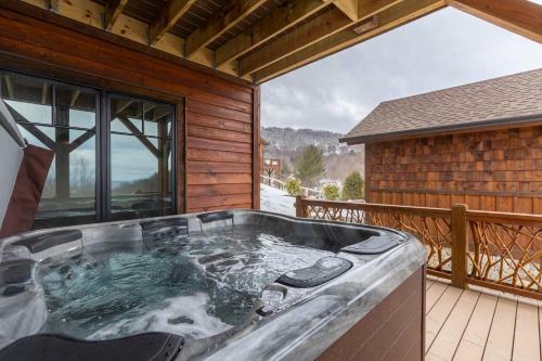 Kikis Hideaway At Eagles Nest - New Home! Two King Masters, Firepit, Deck Fireplace!