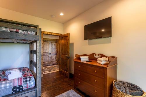 Kikis Hideaway At Eagles Nest - New Home! Two King Masters, Firepit, Deck Fireplace!