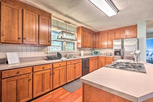 Sweet Cottage With Grandfather Mountain Views!