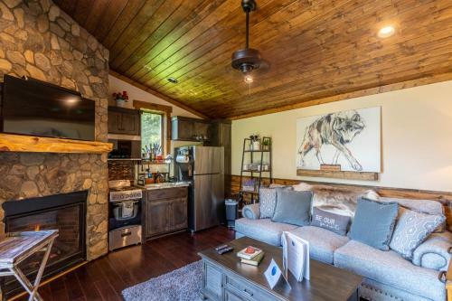 Red Wolf Chalet -tiny Home With Eagles Nest Amenities, Private Fire Pit, Pet Friendly