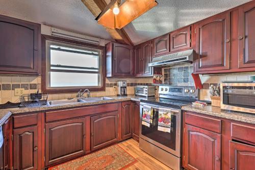 Retro Beech Mountain Home - 2 Mi To Skiing!