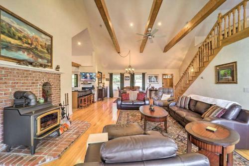 Beech Mountain Vibes: Golf, Ski, Hike, Grill &deck