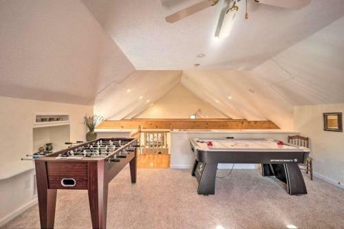 Beech Mountain Vibes: Golf, Ski, Hike, Grill &deck