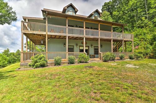 Stunning Cabin With Game Room And On-site Hiking!