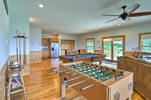 Stunning Cabin With Game Room And On-site Hiking!