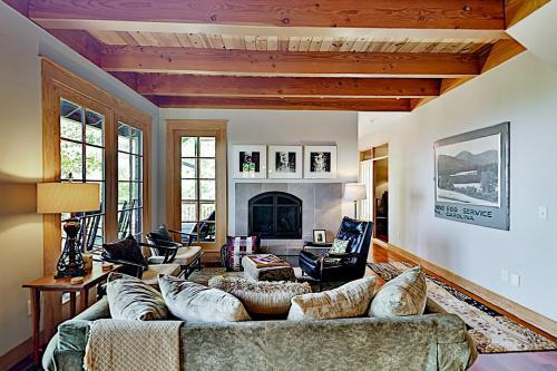 Elkhorn Cabin & Eagles Wing Lodge