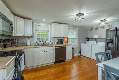 Skyview Hideaway W/ Hot Tub!