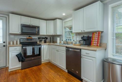 Skyview Hideaway W/ Hot Tub!