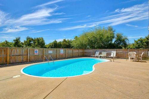 Parrot Pointe 714