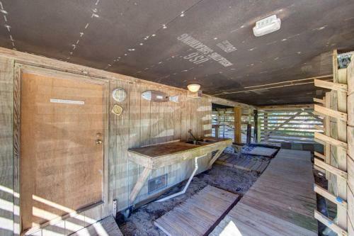 Sandy Point Cottage, 2 Min. Walk To The Beach!