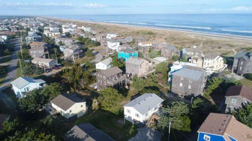 Sandy Point Cottage, 2 Min. Walk To The Beach!