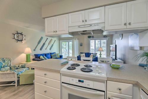 Apartamento Vibrant Emerald Isle Condo With Beach Access!