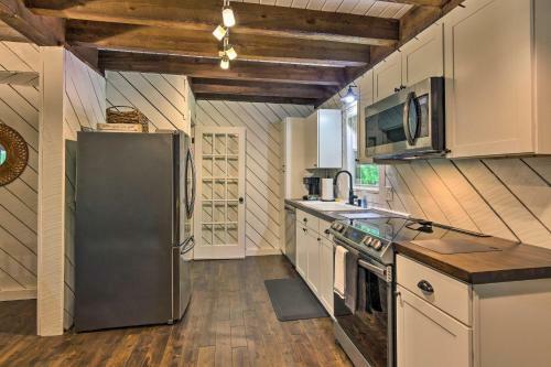 Chic Fairview Farmhouse Deck And Wishing Well!