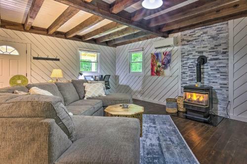 Chic Fairview Farmhouse Deck And Wishing Well!