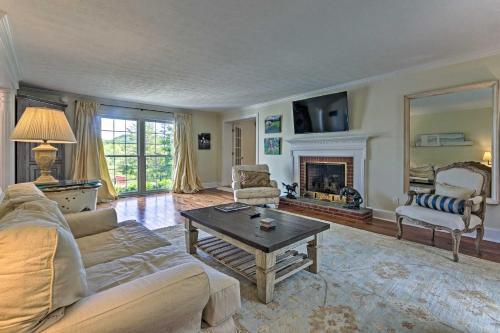 Pet-friendly Getaway On 40 Acre Horse Farm!