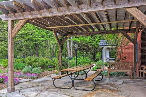 Pet-friendly Getaway On 40 Acre Horse Farm!