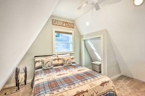 Charming Riverfront Cabin With Yard And Porch!
